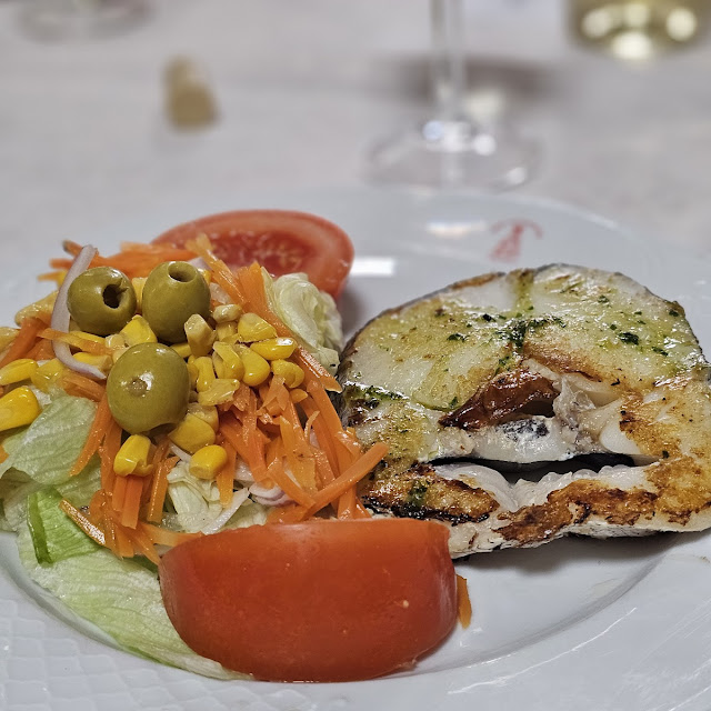 Pez Espada Con Ensalada