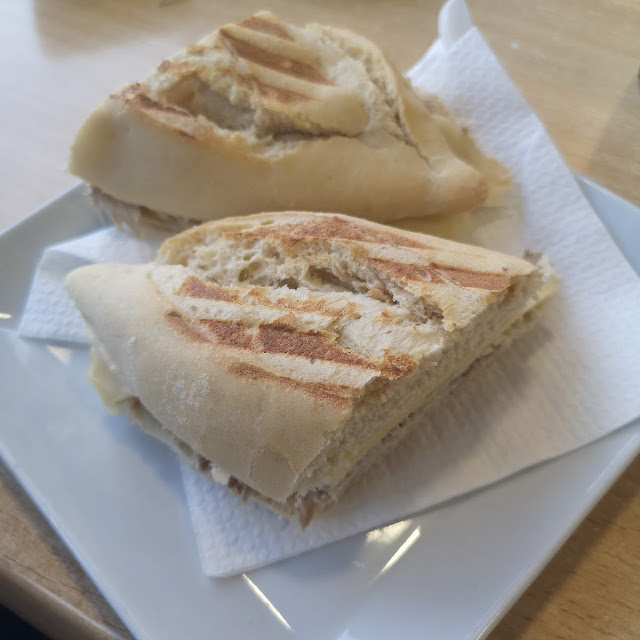 Bocadillo de Pata Y Queso
