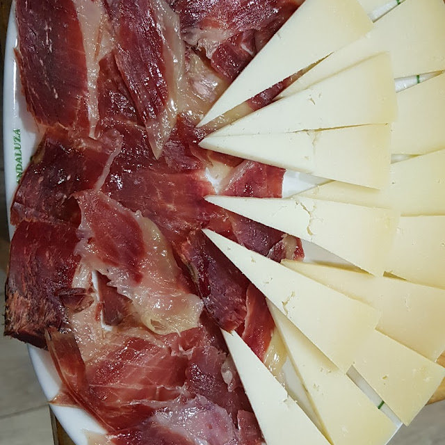 Huevos Rotos Con Patatas Y Jamón Ibérico