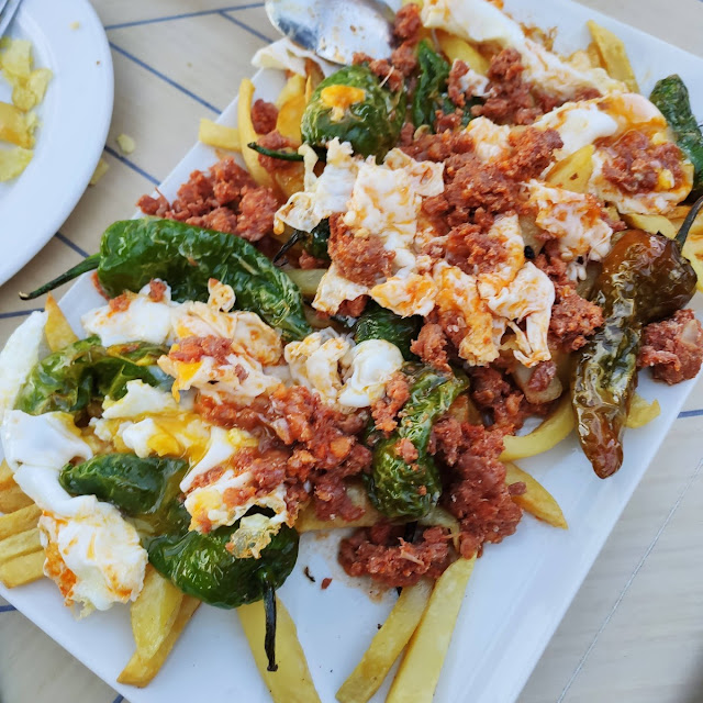 Huevos Rotos Con Picadillo