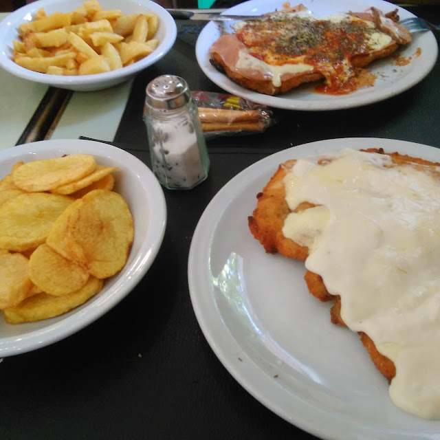 Milanesa de Pollo A la Napolitana Con Papas Fritas Y Milanesa de Berenjena Con Pure