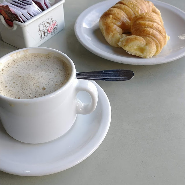 Café Con Leche Y Medias Lunas