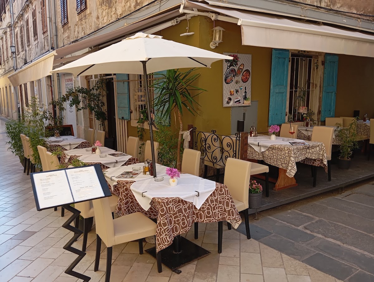 Bistro Romantic Alley