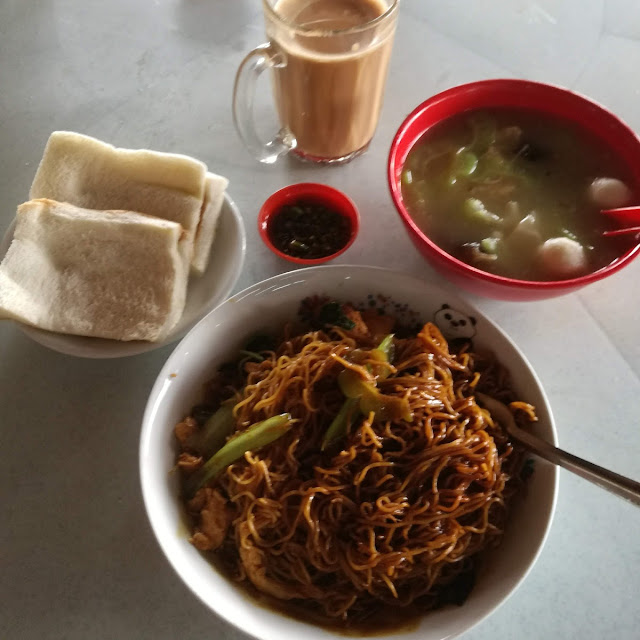 云吞面 面包 奶茶