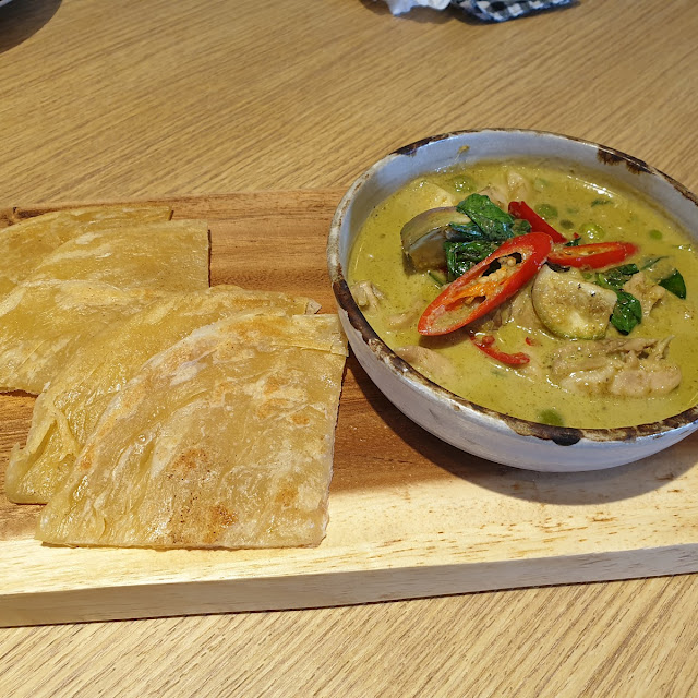 แกงเขียวหวานไก่ โรตี