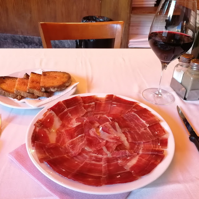 Bacalao Jamón Y Chuetón A la Piedra Riquísimo tmb la Tarta de Santiago Con Un Chupito de Alcohol