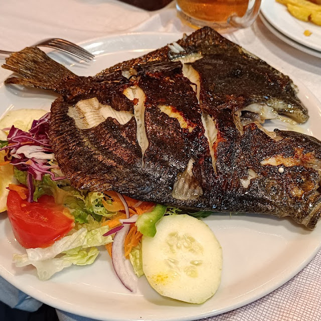 Rodaballo A la Plancha Con Ensalada
