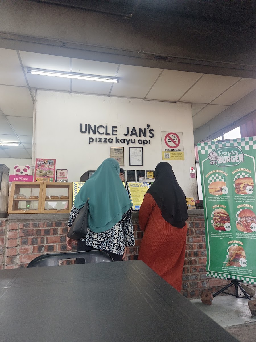 Uncle Jan's Pizza Kayu Api