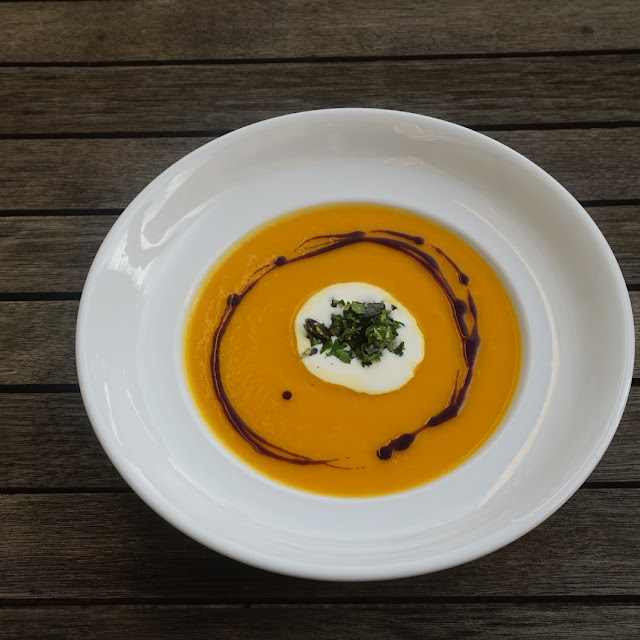 Geräucherte Tomatencremesuppe Parmesanschaum Pinienkerne