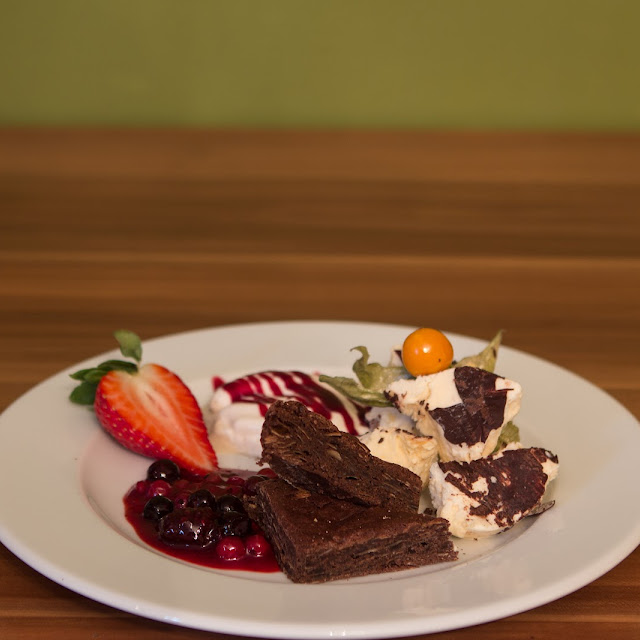 Hausgemachter Schokoladenkuchen Beeren Zitronensorbet