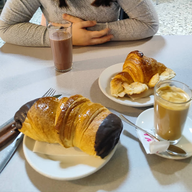Croissant Y Cortado