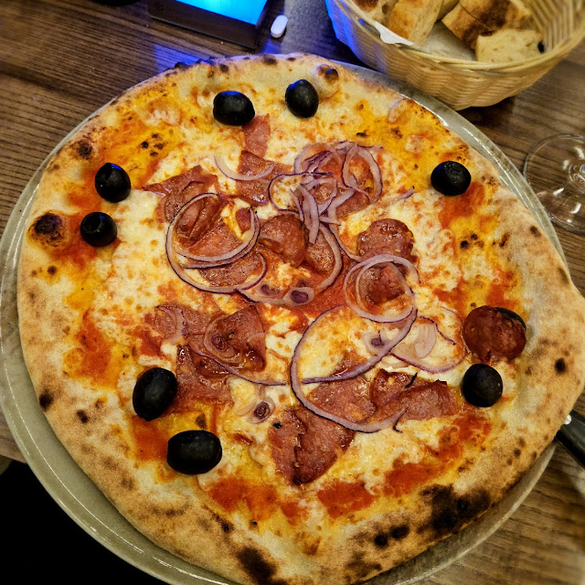 Pizza Mit Sardellen Und Extra Salami