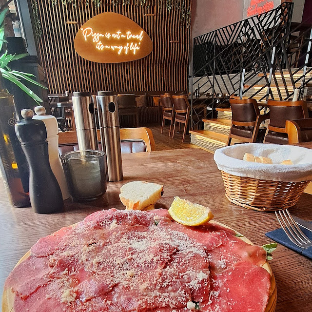 Carpaccio Und Sicht Auf Das Lokal