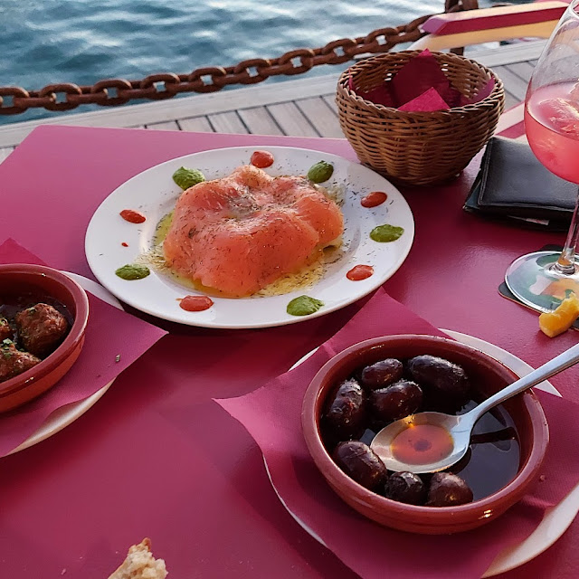 Tapas Patates Con Salmone Abondiges Chorizo