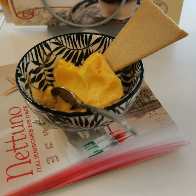 Sanddorn Eiskugel
