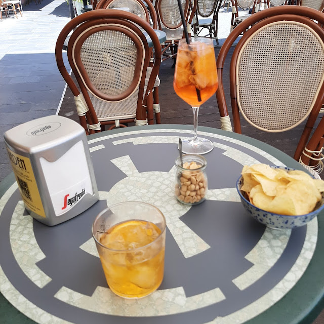 Spriz E Crodino Con Stuzzichini