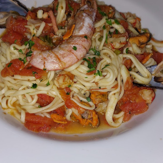 Cazuela de Mariscos Con Tallarines Caseros