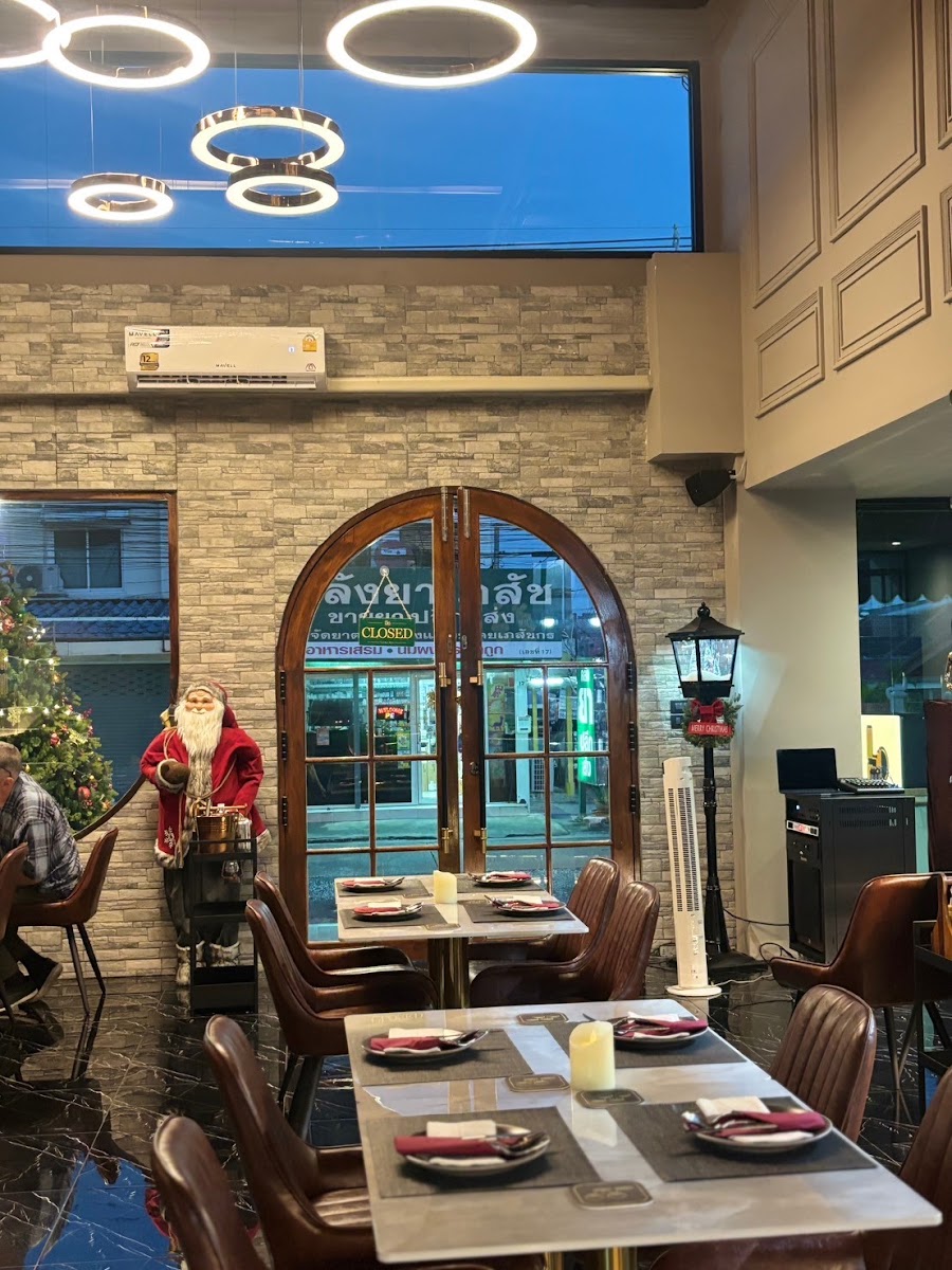 LOLO Bar Grill