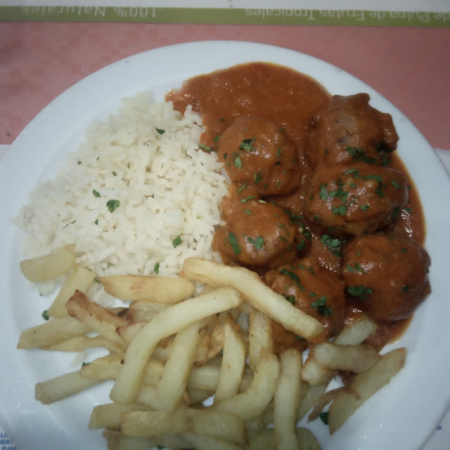 Albóndigas Con Arroz Y Papas Fritas