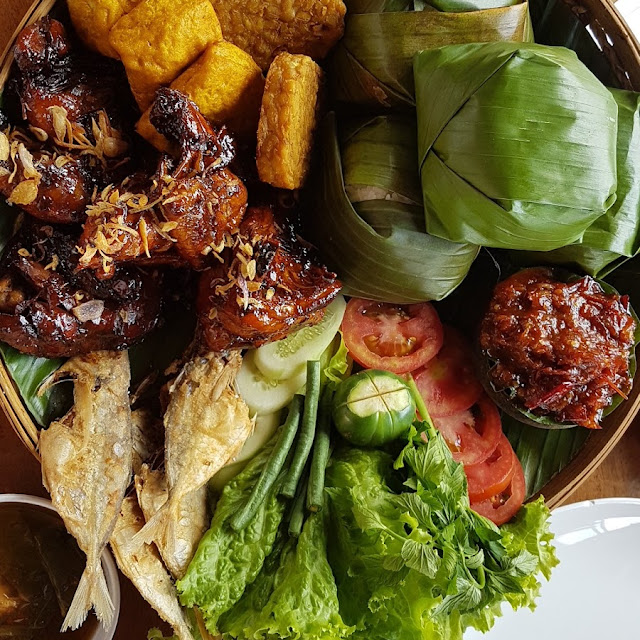 Paketnya Mantuuuuul Tapi Lama Datang Makanannya Tolong Di Tingkatkan Pelayanannya