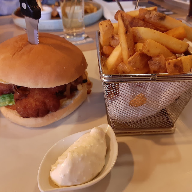 Chickenburger Mit Pommes Frites