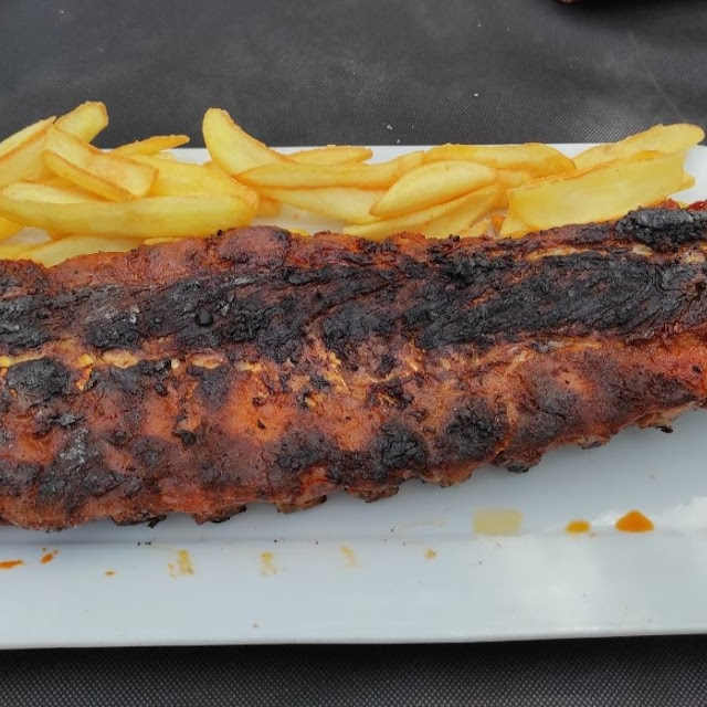 Costillar de Tricerátops A la Brasa