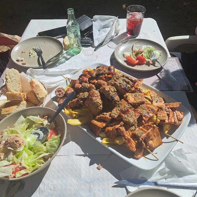 Parrillada de Carne Y Ensalada