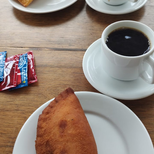 Pastel Assado E Café Preto
