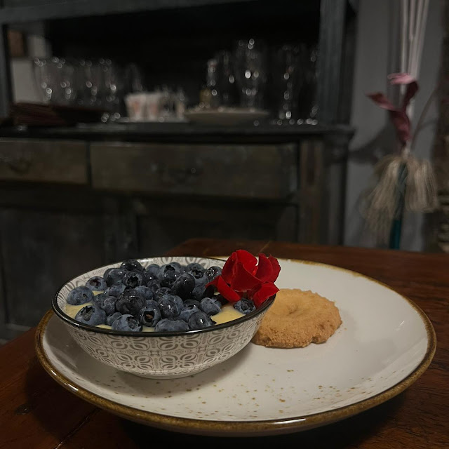 Zabaione Freddo Mirtilli E Biscotto Di Meliga