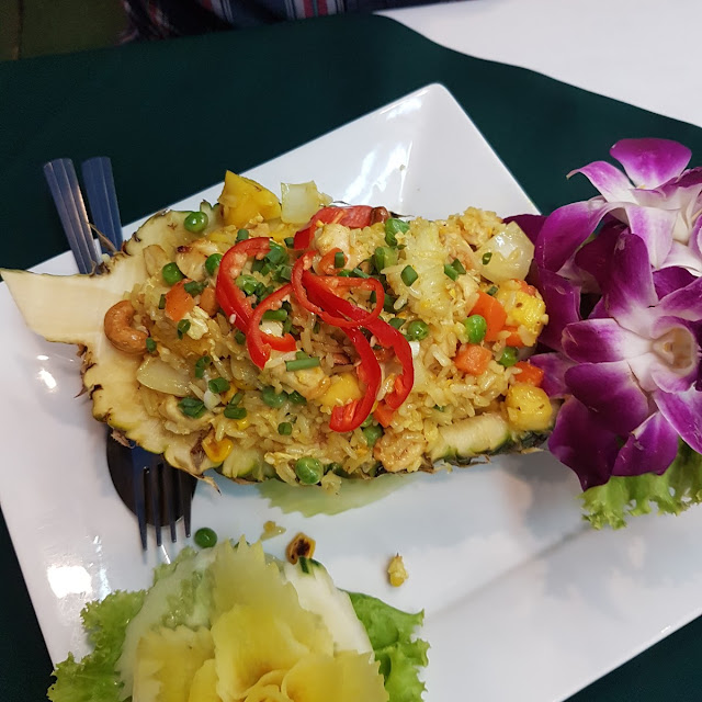 Gefüllte Ananas Mit Reis Und Hühnchen