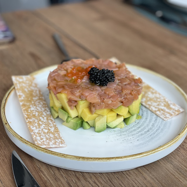 Tartar de Salmón Ahumado Con Mango Y Aguacate