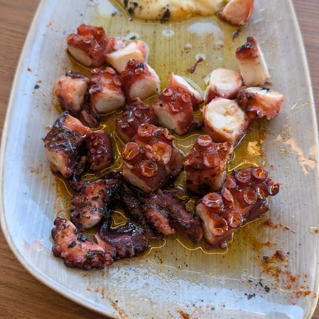 Pulpo A la Parrilla Con Parmentier de Patata Y Trufa