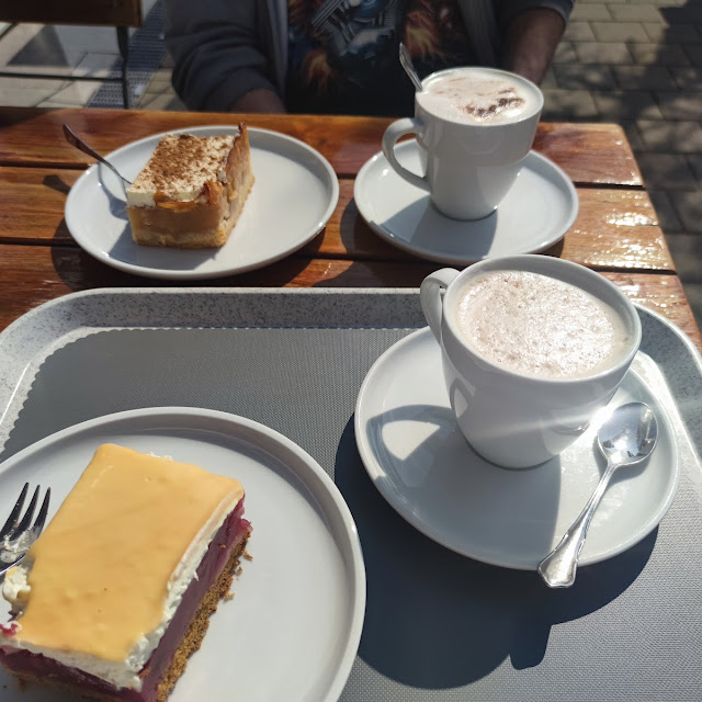 Glutenfreier Kuchen Und Cappuccino