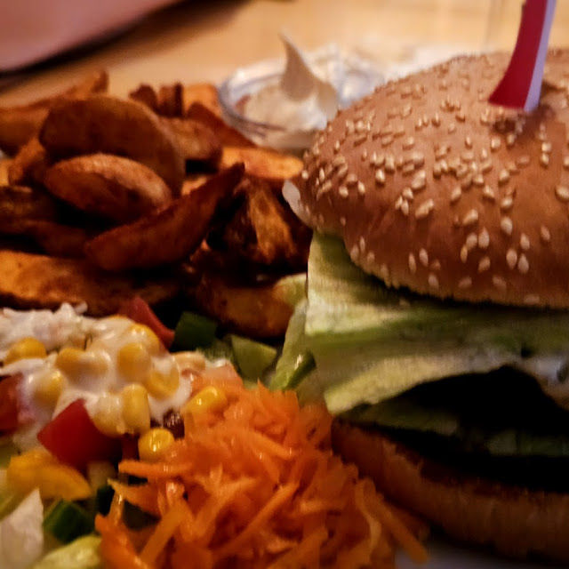 Cheeseburger Mit Pommes