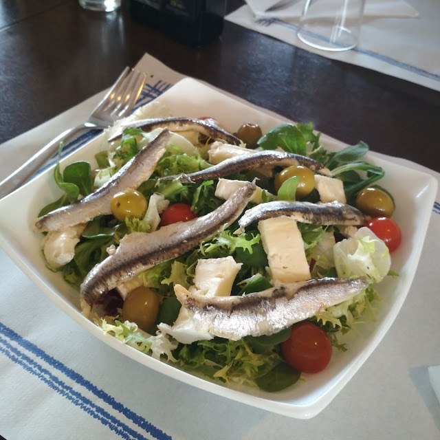 Amanida de Ceitons I Formatge Brie