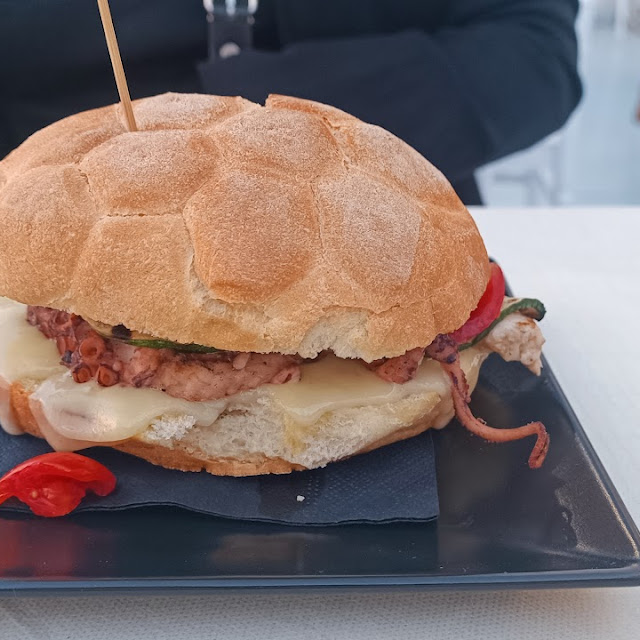 Panino Kraken Polpo Stracciatella Noci Tostate Pomodori Secchi