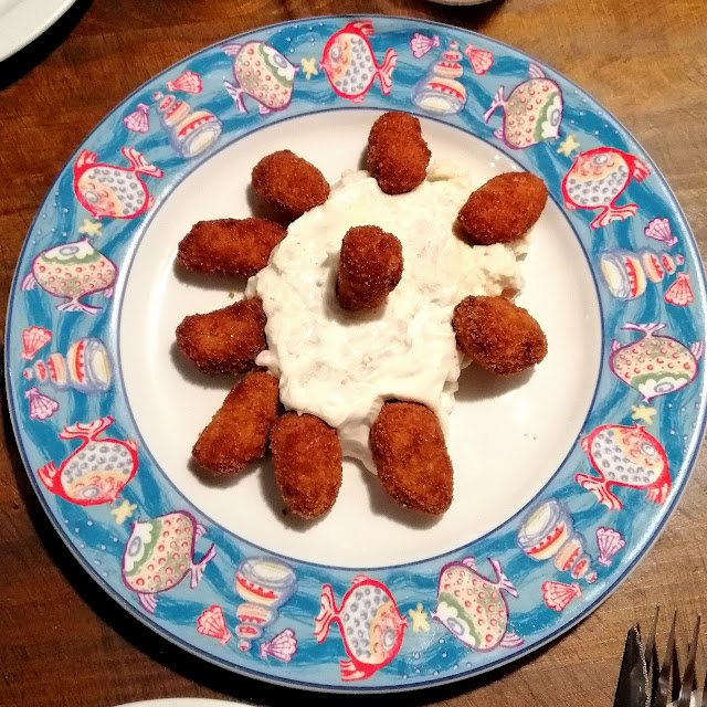 Croquetas de Bacalao Con Ensaladilla