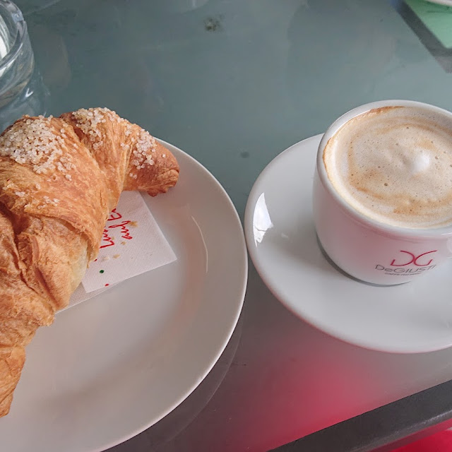 Cappuccino & Croissants