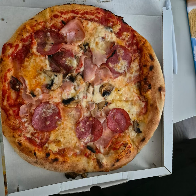 Pizza Des Tages Salami Schinken Und Champignons