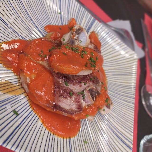 Cuixa De Xai A La Planxa Amb Salsa De Piquillo
