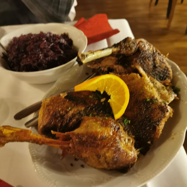 Gans Mit Rotkohl Und Klößen