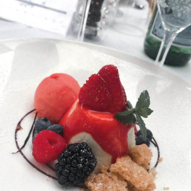 Panna Cotta Mit Erdbeer Soße Und Crumble