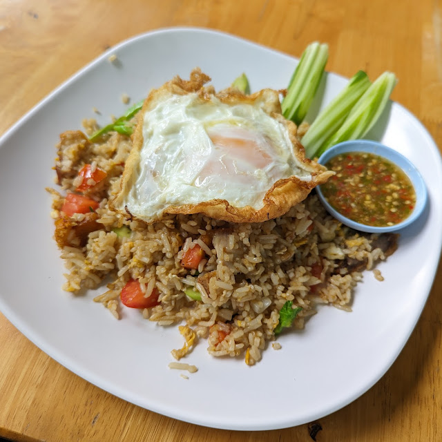 ข้าวผัดหมูกรอบ ไข่ดาว