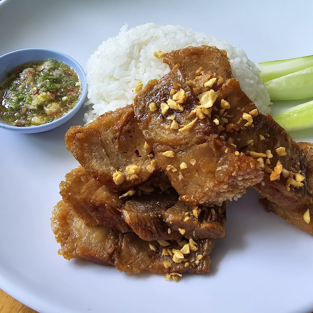 สามชั้นทอดน้ําปลา ราดข้าว