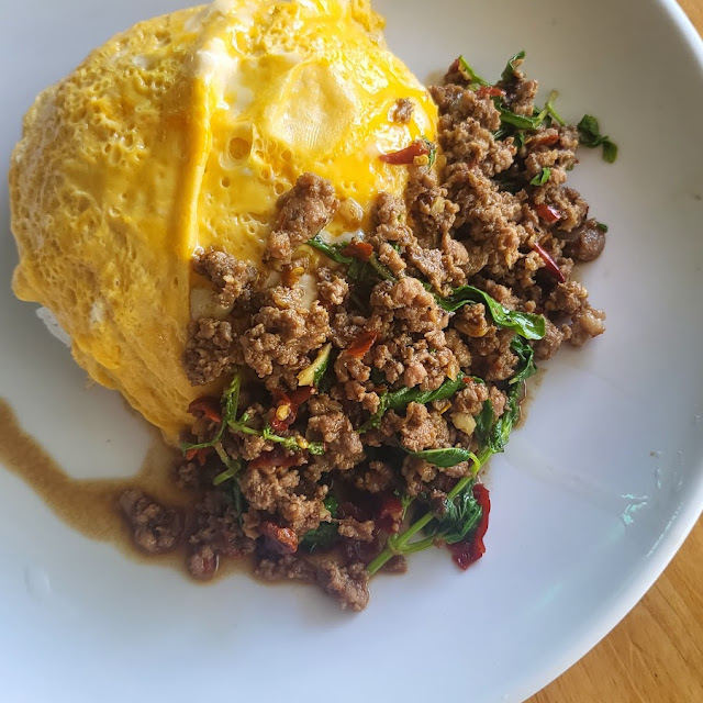 กะเพราเนื้อสับพริกแห้งไข่ข้น