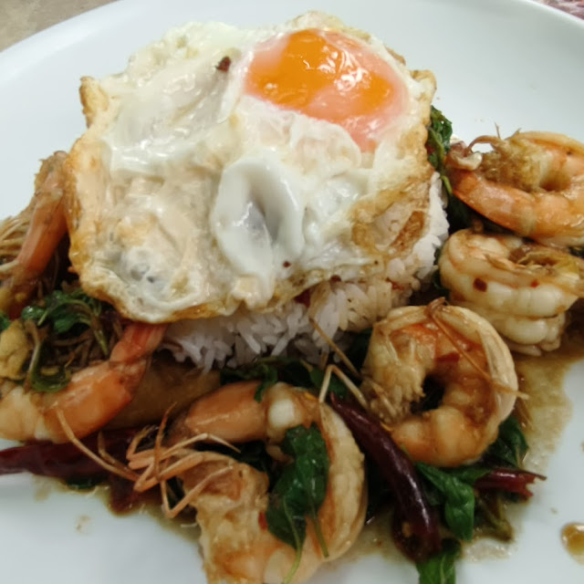 ข้าวกระเพรากุ้งไข่ดาว