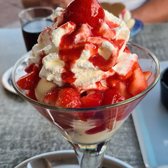 Erdbeer Becher