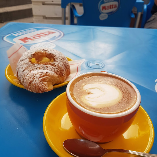 Cappuccino E Cornetto Alla Crema