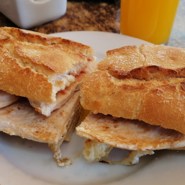 Bocata de Pollo Con Mayonesa Huevo Y Queso
