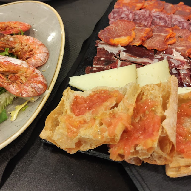 Gambes A La Planxa I Assortiment D'embotits Ibèrics